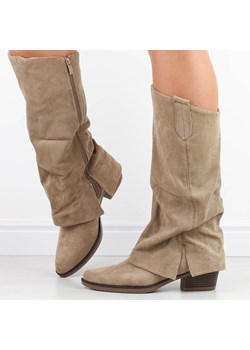 Beżowe zamszowe kowbojki, kozaki damskie Jezzi 2382-2 ze sklepu suzana.pl w kategorii Kozaki damskie - zdjęcie 187990144