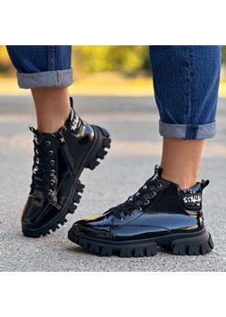 Czarne lakierowane botki damskie na traperze Sergio Leone Bt742 ze sklepu suzana.pl w kategorii Workery damskie - zdjęcie 187990204