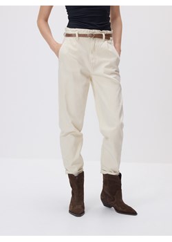 Reserved - Jeansy paperbag z dłuższą nogawką - beżowy ze sklepu Reserved w kategorii Jeansy damskie - zdjęcie 187991742