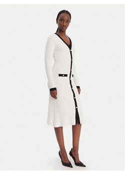 Guess Sukienka dzianinowa W6RK38 Z3HP2 Biały Regular Fit ze sklepu MODIVO w kategorii Sukienki - zdjęcie 187992542