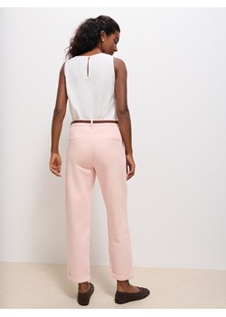 Mohito - Jeansy chino slim z paskiem - różowy ze sklepu Mohito w kategorii Spodnie damskie - zdjęcie 187999074