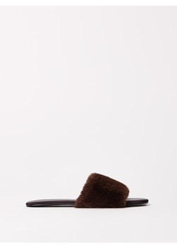 Mohito - Brązowe kapcie ze sztucznym futerkiem - ciemnobrązowy ze sklepu Mohito w kategorii Kapcie damskie - zdjęcie 187999254