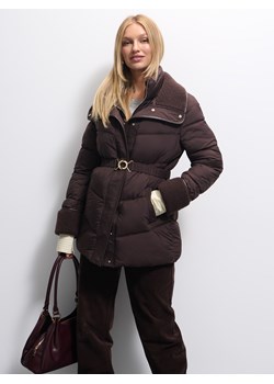 Mohito - Pikowana brązowa kurtka z paskiem - brązowy ze sklepu Mohito w kategorii Kurtki damskie - zdjęcie 187999314