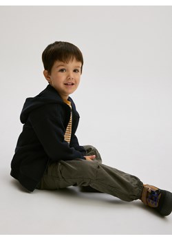 Reserved - Bawełniane spodnie parachute - ciemnozielony ze sklepu Reserved w kategorii Spodnie chłopięce - zdjęcie 188000823