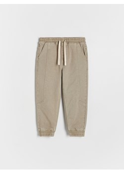 Reserved - Elastyczne jeansy jogger - beżowy ze sklepu Reserved w kategorii Spodnie chłopięce - zdjęcie 188000854