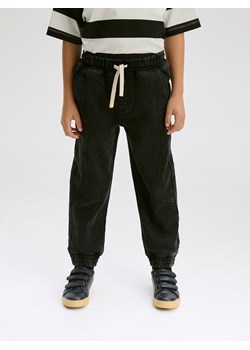 Reserved - Elastyczne jeansy jogger - czarny ze sklepu Reserved w kategorii Spodnie chłopięce - zdjęcie 188000860