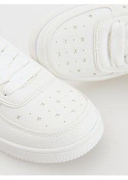 Reserved - Trampki z imitacji skóry - biały ze sklepu Reserved w kategorii Trampki dziecięce - zdjęcie 188001281