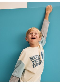 Reserved - Bawełniany longsleeve z nadrukiem - złamana biel ze sklepu Reserved w kategorii T-shirty chłopięce - zdjęcie 188001551