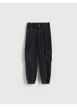 Reserved - Jeansy cargo z łańcuchem - czarny ze sklepu Reserved w kategorii Spodnie dziewczęce - zdjęcie 188001612