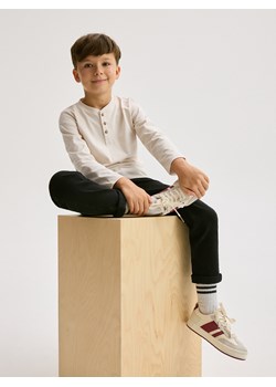 Reserved - Elastyczne jeansy regular - czarny ze sklepu Reserved w kategorii Spodnie chłopięce - zdjęcie 188006593