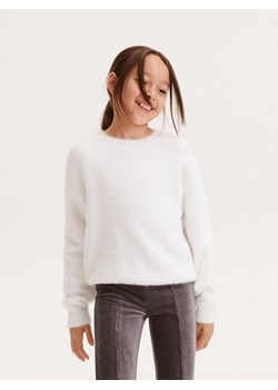 Reserved - Sweter z dzianiny z długim włosem - biały ze sklepu Reserved w kategorii Swetry dziewczęce - zdjęcie 188006623