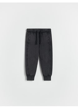 Reserved - Dresowe spodnie z efektem sprania - ciemnoszary ze sklepu Reserved w kategorii Spodnie chłopięce - zdjęcie 188008720
