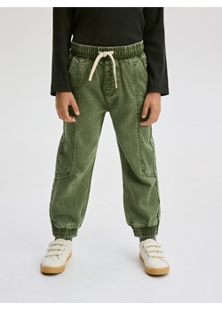 Reserved - Elastyczne jeansy jogger - zielony ze sklepu Reserved w kategorii Spodnie chłopięce - zdjęcie 188008743