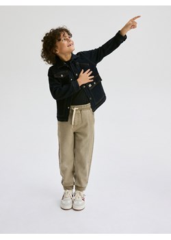 Reserved - Elastyczne jeansy jogger - beżowy ze sklepu Reserved w kategorii Spodnie chłopięce - zdjęcie 188008750