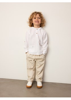 Reserved - Bawełniana koszula z kapturem - biały ze sklepu Reserved w kategorii Koszule chłopięce - zdjęcie 188009992