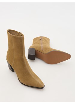 Reserved - Zamszowe botki na obcasie - beżowy ze sklepu Reserved w kategorii Botki - zdjęcie 188011163