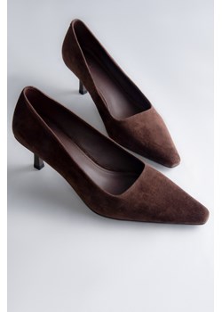 Estro: Ciemnobrązowe buty damskie na obcasie w szpic z miękkiego weluru naturalnego ze sklepu Estro w kategorii Czółenka - zdjęcie 188016303
