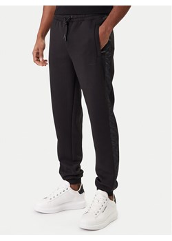 KARL LAGERFELD Spodnie dresowe 705001 561902 Czarny Regular Fit ze sklepu MODIVO w kategorii Spodnie męskie - zdjęcie 188017421