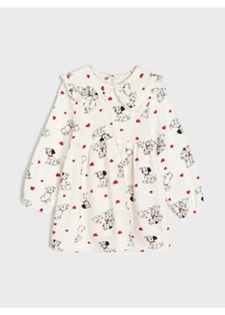 Sinsay - Bawełniana sukienka z dzianiny typu french terry z kołnierzykiem i falbanką 101 Dalmatians - kremowy ze sklepu Sinsay w kategorii Sukienki dziewczęce - zdjęcie 188020393