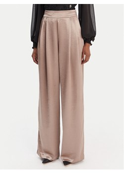 Guess Spodnie materiałowe W6RB66 W2612 Beżowy Slim Fit ze sklepu MODIVO w kategorii Spodnie damskie - zdjęcie 188020522