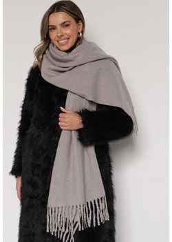 Szary Klasyczny Szalik Zdobiony Frędzlami Vetilana ze sklepu born2be.pl w kategorii Szaliki i chusty damskie - zdjęcie 188021711