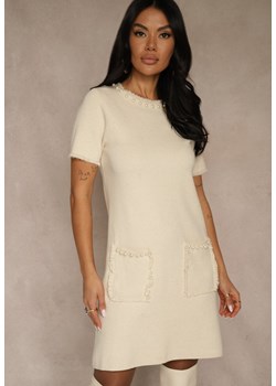 Jasnobeżowa Sweterkowa Sukienka Trapezowa z Perełkami przy Dekolcie i Kieszeniach Fenatusa ze sklepu renee.pl w kategorii Sukienki - zdjęcie 188024274
