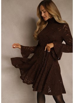 Brązowa Sukienka ze Stójką z Koronki Zdobiona Wiązaniem w Talii i Falbanami Elarassa ze sklepu renee.pl w kategorii Sukienki - zdjęcie 188024871
