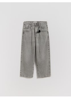 Reserved - Jeansy baggy z brelokiem - jasnoszary ze sklepu Reserved w kategorii Spodnie chłopięce - zdjęcie 188028852