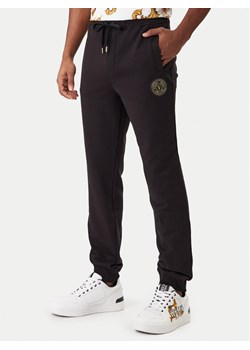 Versace Jeans Couture Spodnie dresowe 80GAAT03 CF01T Czarny Regular Fit ze sklepu MODIVO w kategorii Spodnie męskie - zdjęcie 188030113