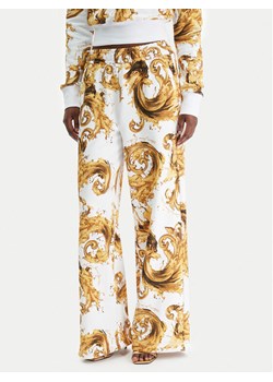 Versace Jeans Couture Spodnie dresowe 80HAA320 FS196 Biały Regular Fit ze sklepu MODIVO w kategorii Spodnie damskie - zdjęcie 188030141
