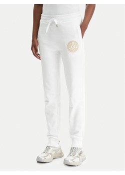 Versace Jeans Couture Spodnie dresowe 80HAAT02 CF01T Biały Regular Fit ze sklepu MODIVO w kategorii Spodnie damskie - zdjęcie 188030191