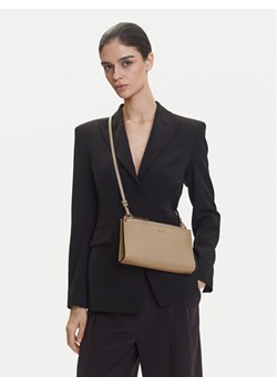 Torebka BOSS Alyce 50541756 Beżowy ze sklepu eobuwie.pl w kategorii Listonoszki - zdjęcie 188038601