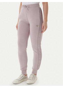 Guess Spodnie dresowe Allie Scuba V2YB18 K7UW2 Fioletowy Regular Fit ze sklepu MODIVO w kategorii Spodnie damskie - zdjęcie 188040883