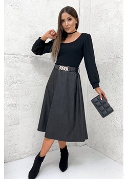 ROZKLOSZOWANA SPÓDNICA Z IMITYACJI SKÓRY + PASEK- CZARNA ze sklepu olika.com.pl w kategorii Spódnice - zdjęcie 188042340