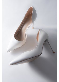 Estro: Białe szpilki damskie w szpic z satynowym wykończeniem ze sklepu Estro w kategorii Czółenka - zdjęcie 188042650