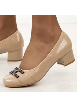 Beżowe lakierowane czółenka damskie na obcasie M.Daszyński Sa233-8 ze sklepu suzana.pl w kategorii Czółenka - zdjęcie 188049361