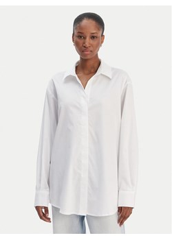 Guess Koszula W6RH57 WAF10 Biały Oversize ze sklepu MODIVO w kategorii Koszule damskie - zdjęcie 188057971