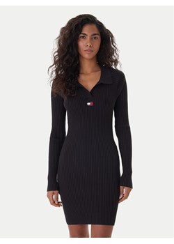 Tommy Jeans Sukienka dzianinowa Badge DW0DW22183 Czarny Slim Fit ze sklepu MODIVO w kategorii Sukienki - zdjęcie 188058021