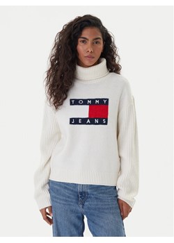 Tommy Jeans Golf Flag DW0DW22108 Écru Relaxed Fit ze sklepu MODIVO w kategorii Swetry damskie - zdjęcie 188058030