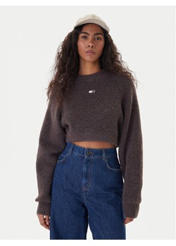 Tommy Jeans Sweter Badge DW0DW22024 Brązowy Regular Fit ze sklepu MODIVO w kategorii Swetry damskie - zdjęcie 188058102