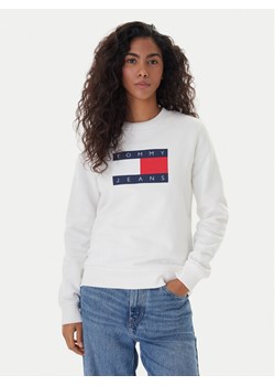 Tommy Jeans Bluza Flag DW0DW22564 Écru Regular Fit ze sklepu MODIVO w kategorii Bluzy damskie - zdjęcie 188058132