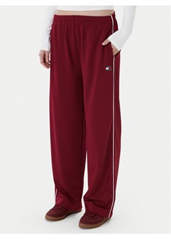 Tommy Jeans Spodnie dresowe Archive DW0DW22633 Bordowy Regular Fit ze sklepu MODIVO w kategorii Spodnie damskie - zdjęcie 188058204