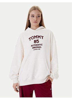 Tommy Jeans Bluza DW0DW22603 Écru Relaxed Fit ze sklepu MODIVO w kategorii Bluzy damskie - zdjęcie 188058211