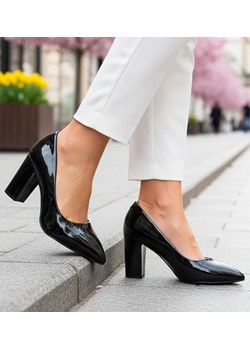 Lakierowane czarne czółenka na słupku /F9-2 12665 T496/ ze sklepu Pantofelek24.pl w kategorii Czółenka - zdjęcie 188059464