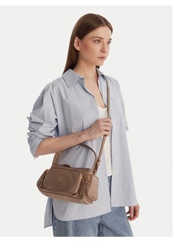 Torebka Calvin Klein Pocket Nylon Bag W/Strap LV04F3132G Beżowy ze sklepu eobuwie.pl w kategorii Listonoszki - zdjęcie 188059560