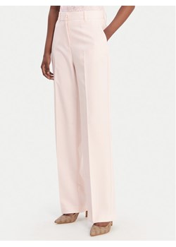 Guess Spodnie materiałowe W6RB02 WH9Y2 Różowy Regular Fit ze sklepu MODIVO w kategorii Spodnie damskie - zdjęcie 188059752
