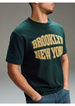 Sinsay - Bawełniana koszulka z napisem - zielony ze sklepu Sinsay w kategorii T-shirty męskie - zdjęcie 188063992