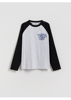 Reserved - Bawełniany longsleeve z nadrukiem - jasnoszary ze sklepu Reserved w kategorii T-shirty chłopięce - zdjęcie 188066610