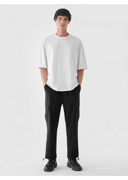 Męskie spodnie materiałowe cargo Outhorn OTHWAW24TTROM0893 - czarne ze sklepu Sportstylestory.com w kategorii Spodnie męskie - zdjęcie 188068871