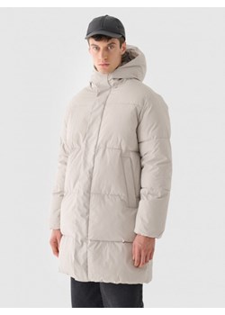 Męski płaszcz puchowy pikowany Outhorn OTHWAW24TDJAM638 - beżowy ze sklepu Sportstylestory.com w kategorii Kurtki męskie - zdjęcie 188068884